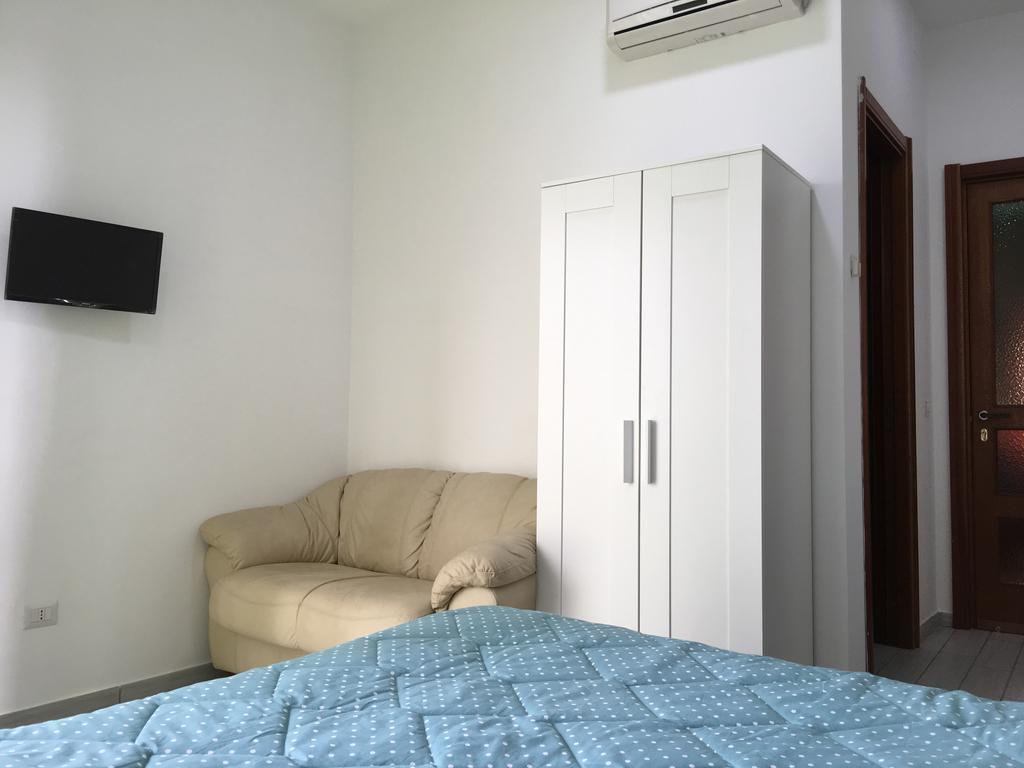 Top Floor Rentrooms Napoli Room photo